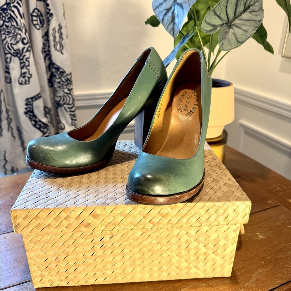Kork- Ease Green Leather Chunky Wood platforms. Size 7.5